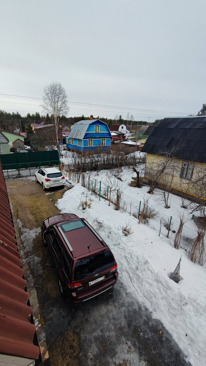 Парковку папа постоянно чистил, на ней уже нет снега