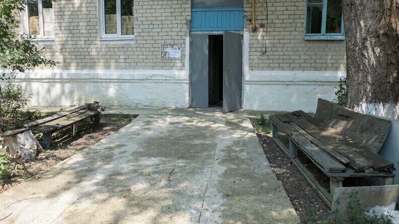     В Ростове-на-Дону жительница одного из многоквартирных домов напала на парня с девушкой из-за места на лавке, сообщили они в соцсети «ВКонтакте».