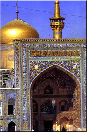 Имам, эрудированный ученый, шейх, свет религии, Абуль Хасан, Али (сын Султана Мухаммада), чтец Хиравийский (позднее Мекканский), ханафит, известный, как Мулла Али аль-Кари. 
Слово “аль-Кари” (чтец) произошло от “ка-ра-а” (читать вслух). Мулла аль-Кари получил это звание благодаря своему мастерскому владению наукой чтения Корана, а также обширным знаниям и опыту в этой области.

Возможно, что он стал чрезвычайно известен как чтец в своем городе благодаря тому, что знал Коран наизусть и был замечательным имамом в намазах таравих.

Название “Хиравийский” относится к известному городу Херат, одному из величайших городов на земле Хорасана, который в настоящее время является вторым городом Афганистана. Шейха назвали Хиравийским, поскольку он родился и вырос в этом городе.

Мекканским его называют потому, что он переехал в почитаемый город Мекку, ставший для него домом. Он был благословлен соседством с блистательной Каабой на протяжении сорока лет.

Что касается звания «Мулла», то некоторые ученые пишут его как «Мулла», а некоторые – как «аль-Мавла», учитывая, что изначально это арабское слово. Тем не менее, это слово вошло в персидский язык и широко используется в Иране, Туркестане, Турции, Афганистане, Индии и Пакистане.

Хафиз Муртада аль-Забиди полагает, что слово «Мулла» произошло от арабского слова «аль-мавла». Его значение по словарю “Тадж аль-Урус”: «Прилагательное, образованное от существительного “аль-мавла”, звучит как “мавлави”. Это слово используется неарабским населением в качестве звания великого учёного, однако они произносят его как “Мулла”».
Историки не зафиксировали точную дату рождения ученого [но приблизительно называют 15-й век хр. л.].

Его поиск религиозных знаний можно разделить на два основных этапа:

Первый этап прошёл в Херате, в городе, где он родился, учился чтению благородного Корана и выучил его наизусть от первой страницы до последней. Также он получил там основные знания, посещая уроки в мечетях.

Второй этап начинается с его путешествия в святая святых (в Мекку), где он также увеличил знания и понимание религии, стал более покорным и искренним перед Всевышним Аллахом. Он упорно продолжал поиск духовных знаний и сопровождал признанных ученых благословенной земли.

В Херате он изучал таджвид и науку коранических чтений у своего шейха, учителя Корана Муина аль-Дин аль-Хирави (сына Хафиза Зайнуддина). Он учился у других ученых своего города, которые были известны своим познаниями. В то время Херат был важным центром исламской цивилизации в Средней Азии, городом, где процветали науки и искусство.

Шейх Али аль-Кари родился в то время, когда свет познания в Херате стал идти на убыль. Когда Султан Исмаил ибн Хайдар Сафавид (известный как Шах Исмаил), первый из шиитов Сафавидов, завоевал Херат, он стал подавлять и уничтожать мусульман и приказал установить в городе шиитские порядки. Он даже приказал всем имамам проклинать и оскорблять праведных халифов в пятничных проповедях. Это привело к эмиграции большого числа ученых за пределы «земли нововведений» в земли Ислама. Среди них был шейх Эрудит Абдуль-Азиз аль-Абхари (ум. 928 г. хр. л.). Также среди тех, кто оставил родную землю, был Шейх Али аль-Кари. Он намеревался пойти в почитаемый город Мекку и, поселившись там, получить знания от ученых, живущих в этом городе.

Завоевание Херата Шахом Исмаилом произошло в 916-м году по хиджре (приблизительно 1515 г. хр. л.), после чего последовали долгие годы угнетения и несчастий. Шейх Али покинул Херат вскоре после этого, но известно, что в Мекку он прибыл значительно позже. Безусловно, почитаемый город срывает для себя самые лучшие плоды! Плоды эти – великие ученые, которые, поселившись в городе, обучали учеников со всего мира различным наукам духовного закона. 
Так начинается второй этап пути шейха Али к знаниям. Он шел по золотой тропе духовных знаний, ведшей его через благословенный город, и Аллах открыл его сердце, желая для него хорошего, поскольку шейх был неутомим и следовал за знающими людьми, живущими в городе, на протяжении многих лет, посвятив себя учебе и преподаванию.

Шейх вел простой, скромный образ жизни, зарабатывал себе на жизнь собственным трудом, следуя словам Пророка: «Нет лучше той пищи, которую вы заработали собственными руками. Воистину, пророк Аллаха Давуд (мир ему) ел то, что заработал своими руками».

Шейх Абдуль-Халим ан-Нумани сказал: «Аль-Мавла Али аль-Кари довольствовался тем, что зарабатывал от продажи книг, переписанных его рукой», – то есть он работал писарем. Его основными качествами было равнодушие к мирскому, доброта, довольство тем, что имеет. Он редко заводил дружбу с другими и был силен в поклонении и набожности (таква). Он искренне тянулся к Знающему явное и скрытое.

Шейх был глубоко религиозным, богобоязненным и щепетильным в вопросах религии человеком, безразличным к земной жизни, великодушным и благородным. Он считал, что, если льстить правителям, брать у них жалование или стремиться занять официальный пост, это может пагубно сказаться на смирении и искренности. На эту тему он написал послание, которое назвал «Воздержание ученых от приближения к правителям». Он часто говорил:
«Да смилостивится Аллах над моим отцом, который мне часто говорил, что не хотел, чтобы я стал ученым, поскольку боялся, что я могу оказаться у дверей правителей».

Шейх огромное значение придавал поиску знания ради Аллаха и был крайне строг к тем, кто учился ради земных благ, например, ради карьеры, ведь такое благополучие тленно. Он сказал:
«Таковы теперь ученики. Они запутались, что они делают и зачем. Иногда они приобретают знания, которые не принесут им пользы ни в этом мире, ни в будущем. Они достигают лишь некоторых ложных целей: например, вхождения в круг деспотичных правителей, получения высокого положения в обществе, – и с помощью лжи добиваются чинов или попросту еды для своих желудков».

Он также сказал:«Ученые прошлых поколений (да смилостивится над ними Аллах) всегда тщательно испытывали тех, кто искал их общества. Если бы они видели, что эти люди совершают недостаточно нафл (дополнительное) в поклонении, они бы упрекнули их и перестали бы уважать. Если бы они обнаружили зло в этих людях, например, объявление запретного дозволенным, они прогнали бы их со своих собраний, перестали разговаривать с ними и обучать!»

Шейх Али бросал вызов всем нововведениям, неправильным убеждениям и действиям, которые господствовали в то время, и осуждал их. Он осуждал людей за отклонения и встречал ученых наставлениями и хорошим советом.

Его книги:

“Фатх Баб аль-Иная”, комментарий к “Ан-Никая” по ханафитскому фикху.
Комментарий на комментарий к “Нукхбат аль-Фикар” имама хафиза Ибн Хаджара аль-Аскаляни по терминологии хадисов.
“Миркат аль-Мафатих”, комментарий к сборнику хадисов “Мишкат аль-Масабих”.
“Джам аль-Васайл”, комментарий к “Аш-Шамаиль аль-Мухаммадийя” имама Тирмизи, сборнику хадисов о достоинствах Пророка, солляллаху алейхи ва саллям.
Комментарий к “Аш-Шифа” Кади Ияда по сире.
Комментарий к “Муватте” имама Малика.
Послание «Воздержание ученых от приближения к правителям»
Комментарий к “аш-Шатибийя” по таджвиду.
Комментарий к “аль-Джазарийя” по таджвиду.
“Аль-Асар аль-Джанийя” об ученых ханафитского мазхаба.
Биография шейха Абдуль-Кадира.
и многие другие по различным дисциплинам…

Его учителями были:

Шейх Ибн Хаджар аль-Хайтами
Шейх Али из Индии
Шейх Майр Келан
Шейх Атийя ас-Суллами
Шейх Абдуллах Синди
Шейх Кутбуддин аль-Макки
Шейх Ахмад ибн ад-Дин из Египта
У него было очень много учеников, он был имамом своей эпохи. Он был выдающимся ученым, юристом, специалистом в области хадисов, толкователем Корана и специалистом по Кораническим чтениям. Безусловно, он был имамом во многих дисциплинах.

Среди его учеников были:

Шейх Абдуль-Кадир ат-Табари
Шейх Абдуррахман аль-Муршиди
Шейх Мухаммад ибн Фурух аль-Мавруби
и многие другие…

Биографы упоминают, что шейх Мулла Али аль-Кари умер в почитаемом городе Мекке в 1014-м году по хиджре.

Некоторые же говорят, что он умер в месяце Шавваль того года и был похоронен на кладбище аль-Мала почитаемого города. Шейх Ахмад аль-Киттан обрисовал приблизительное место захоронения в своей книге «Танзил ар-Рахмат».
Говорят также, что шейх умер в 1010-м году хиджры. Хаджи Халифа упоминает эту дату в книге «Кашф аз-Зунун», но это неверно.

Говорят, что, когда весть о его смерти достигла ученых Египта, они отслужили по нему погребальную молитву в университете аль-Азхар, которую посетило более четырех тысяч человек.