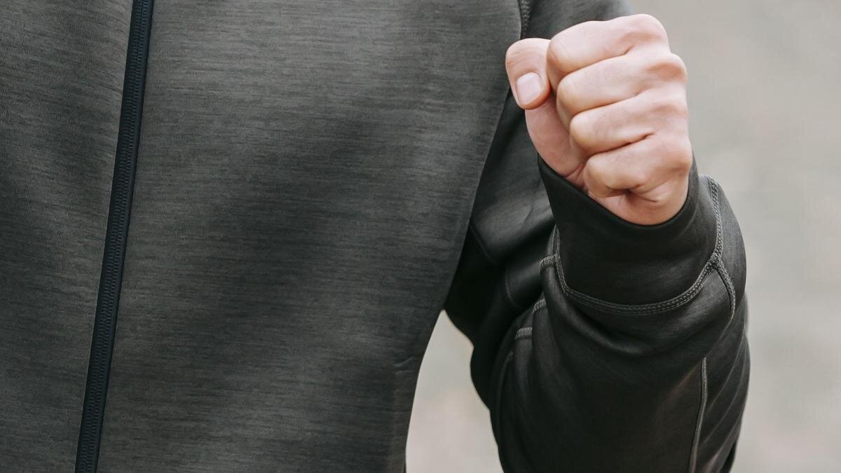    Мужчина показывает кулак:pexels.com
