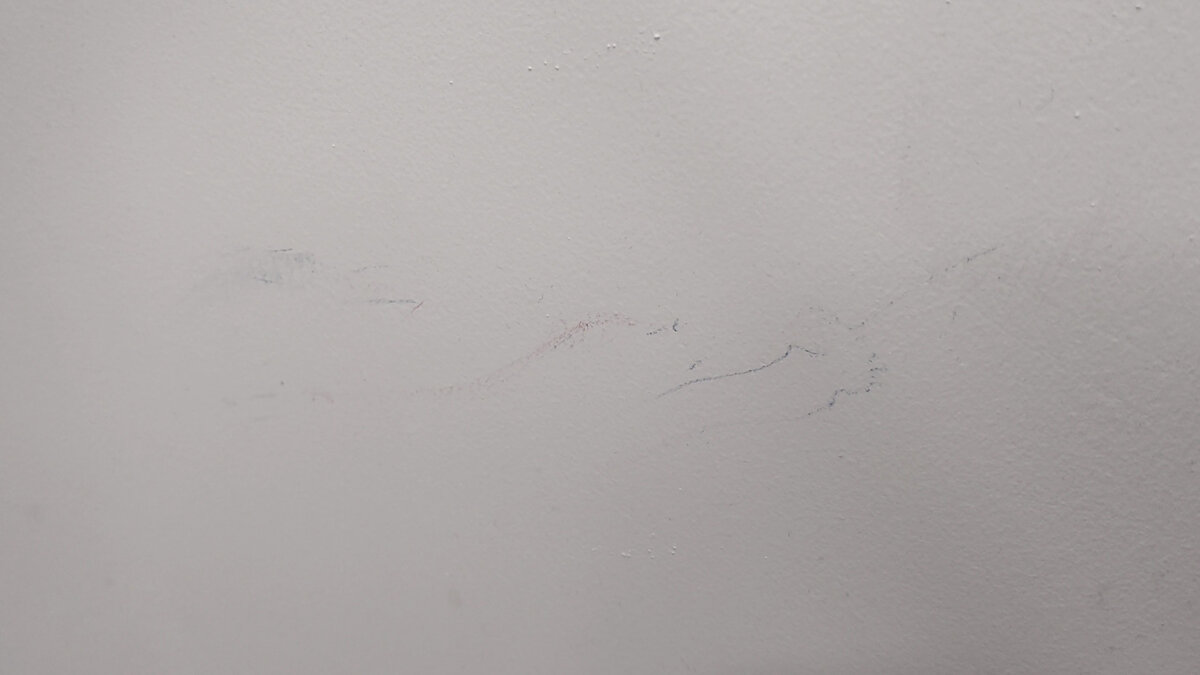 Как очистить крашеную стену