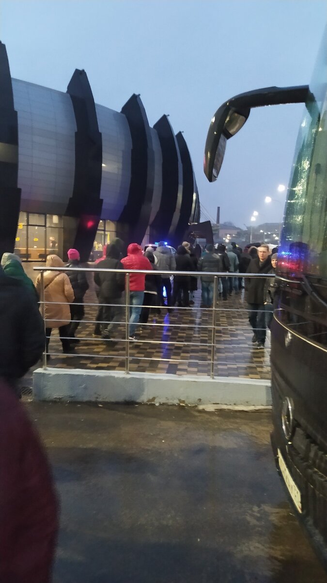 Перед входом на Тулу-Арену скопилась большая очередь, желающих увидеть "гостя из царства теней". Очередь началась ещё аж за пределами въезда в комплекс (фото автора статьи)