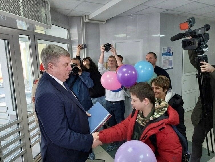 Губернатор Александр Богомаз и мальчик-герой Федя. Фото из открытого источника