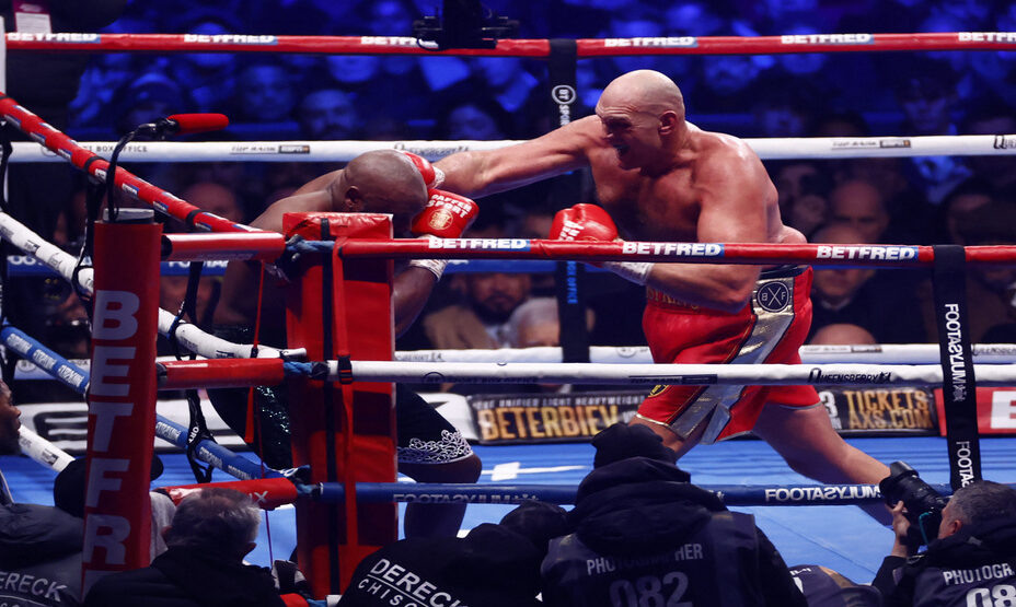    Тайсон Фьюри закончил бой с Дереком Чисорой в десятом раунде. Фото: Reuters