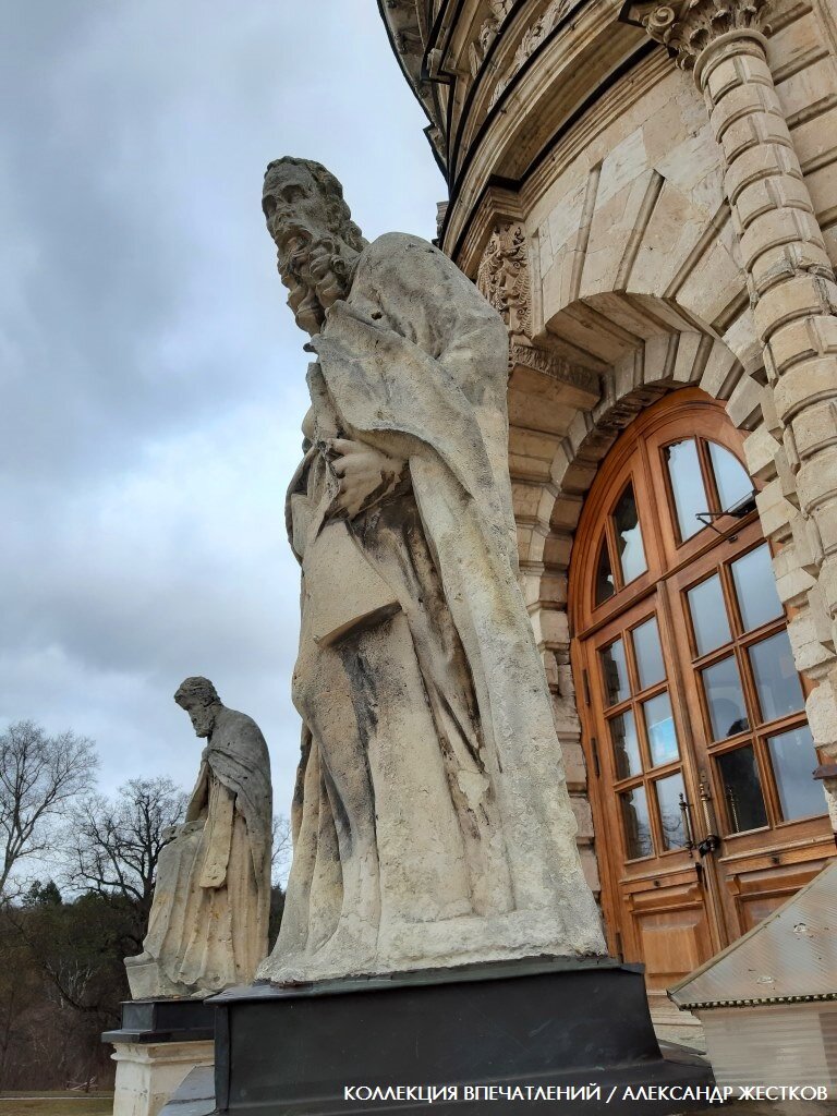 Храм богато украшен скульптурами. Фото из книги "Подмосковье круглый год. Коллекция впечатлений"