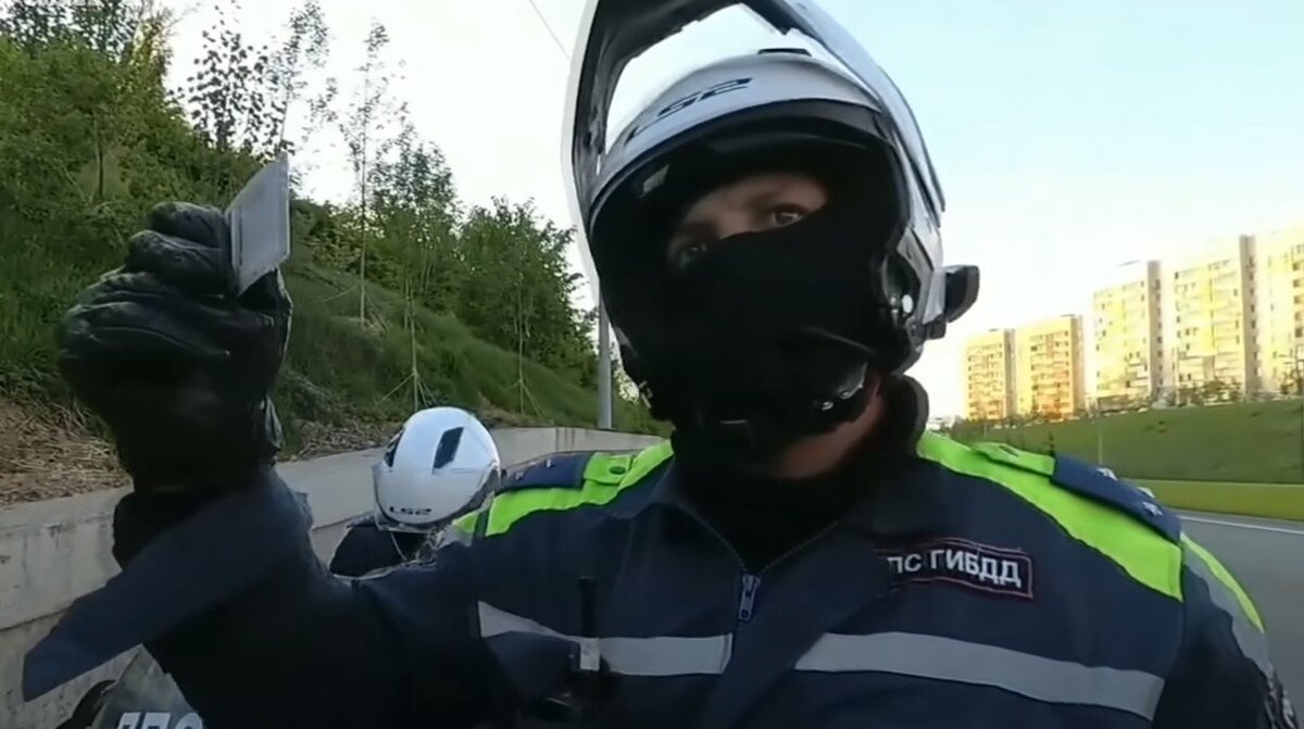      Дотошно проверяет, похож ли на фото и в жизни