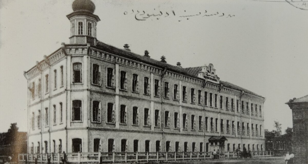 Оренбургтагы «Хөсәения» мәдрәсәсе. Билгесез авторның фотосурәте.
Чыганак: Ahmet Kanlidere: Reform within Islam. The Tajdid and Jadid Movement among the Kazan Tatars (1809-1917). Conciliation or Conflict? Istanbul 1997.