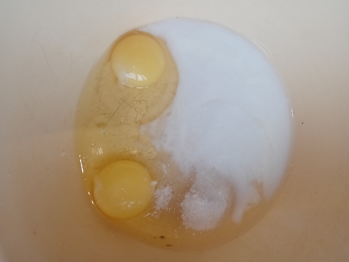 Взбиваем яйца с сахаром и солью