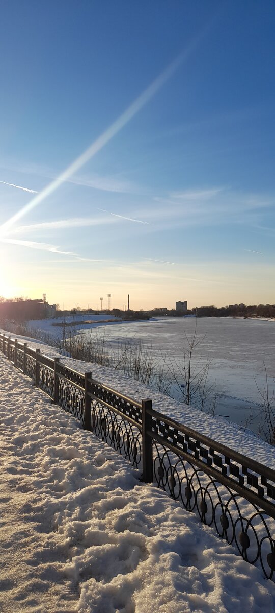 С больничными и неприятностями, пропустила, когда лед на Волге начал таять. 