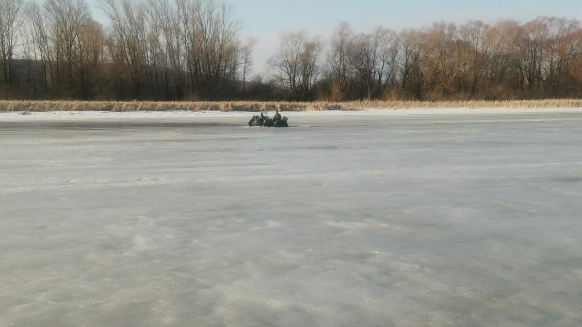     В Зеленодольском районе три человека провалились под лед на реке Волга. Об этом сообщила пресс-служба Главного управления МЧС России по Татарстану.