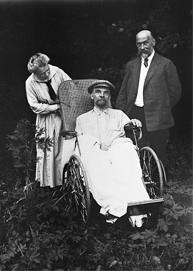      В. И. Ленин во время болезни. 1923 год
