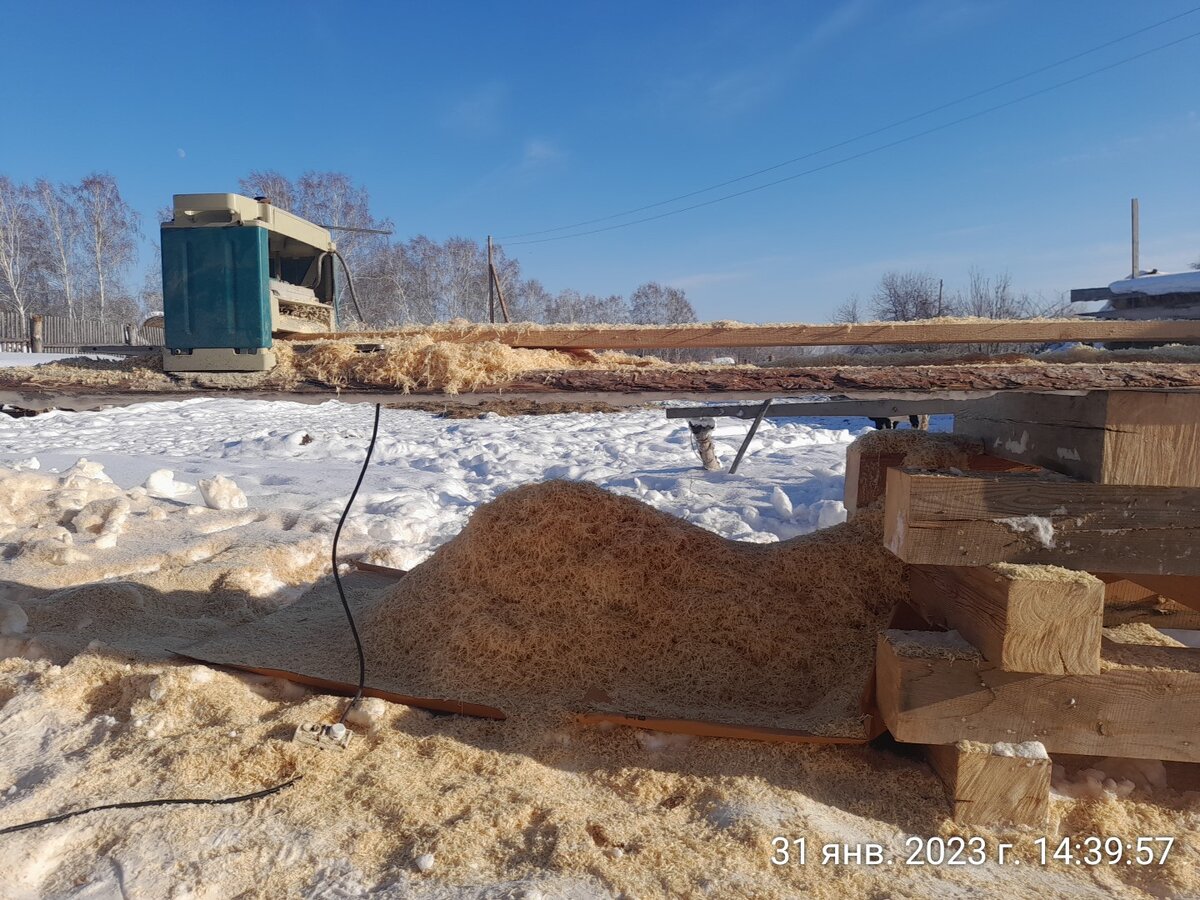 опилки. очень нужная вещь. 