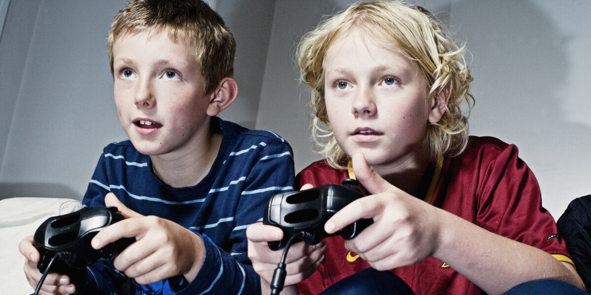 Фото людей играющих в игры Нужно ли запрещать ребёнку играть в видеоигры? LINK1PC Дзен