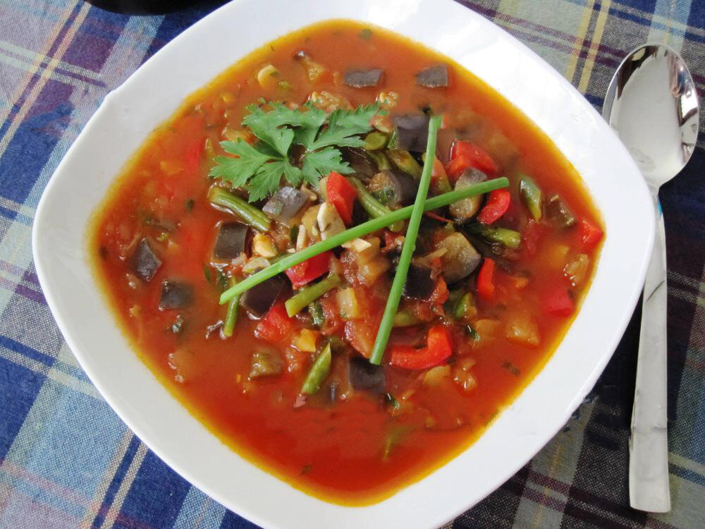 Суп с зеленой фасолью стручковой. Рагу овощное с фасолью стручковой. Суп с зеленой фасолью стручковой. Суп с зеленой фасолью стручковой. Суп овощной с зеленым горошком и стручковой фасолью.