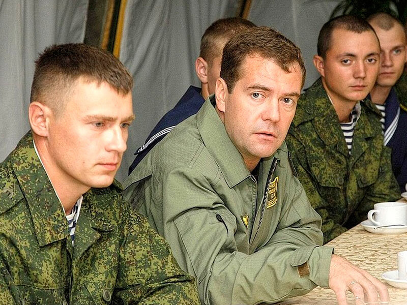 Медведев вс рф. Запад 2009. Медведев в военной форме.