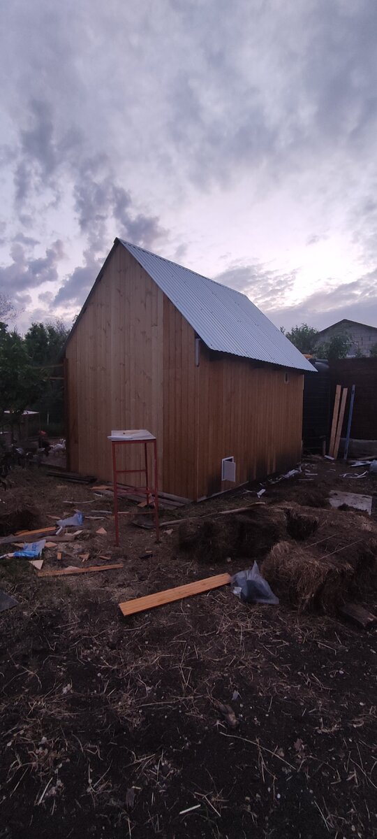 К сожалению, не нашла более удачное фото. Тут ещё строительный бардак, который я так не люблю. Зато здесь видно, как устроена система вентиляции.