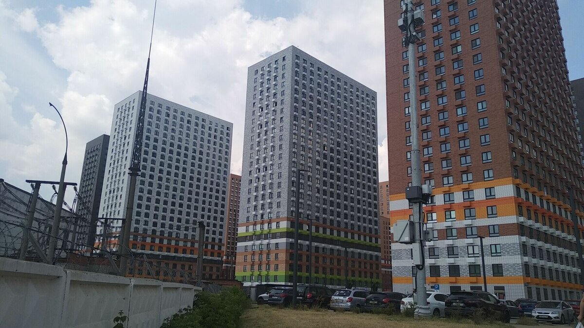     Насильственное переселение людей из районов с развитой инфраструктурой в глухомань под видом реновации продолжается. Стройкомплекс перешел к изощренным методам принудительного переселения в человейники. В Люблино и Солнцево дело дошло до народных бунтов.