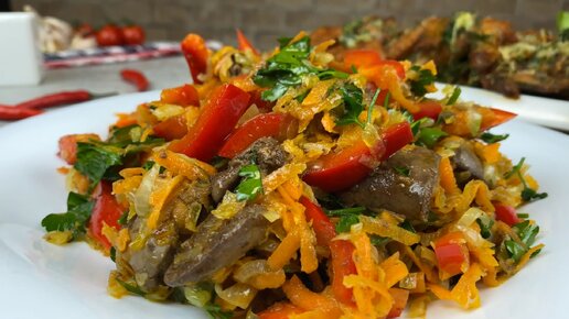 Очень вкусный салат из куриной печени. Рецепт не подслушала, придумала сама, уже хочется повторить