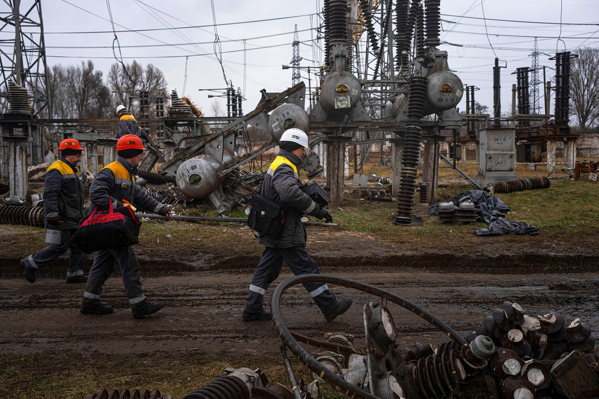 Evgeniy Maloletka/AP