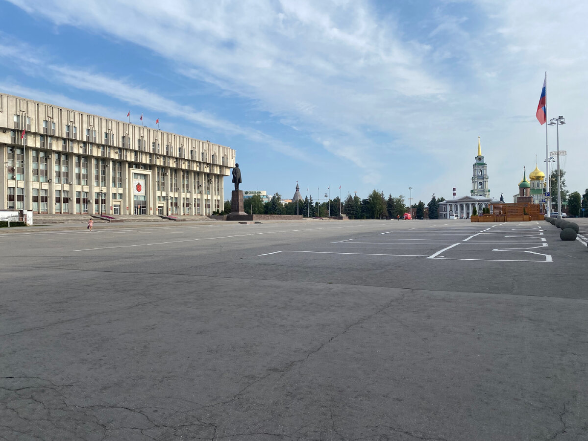Кремль на дальнем фоне. Мы проходим мимо него, зайдем туда на обратном пути. А на переднем плане правительство Тульской области с памятником Ильичу.