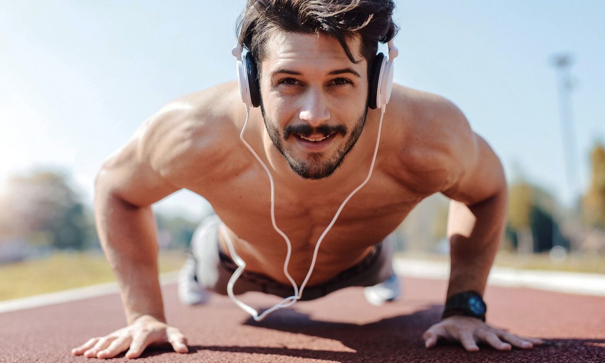 Спортивный под. Тренируется в наушниках. Мужчина с наушниками. Красивые мужчины. Спортсмен в наушниках.