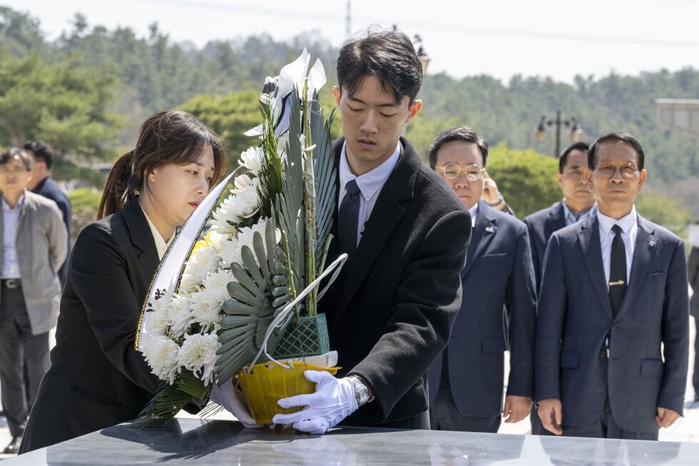 Чон У Вон возлагает цветы в память о погибших во время восстания в Кванджу на Национальном кладбище 18 мая в Кванджу, 31 марта. 
