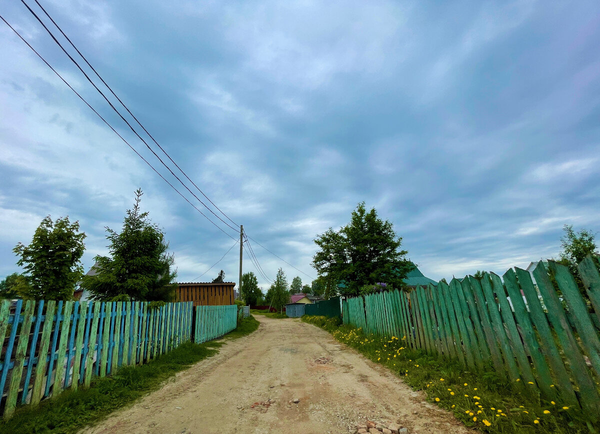 Заборы и еще раз заборы. Понятное дело, что каждый хочет отгородить свой дом,  но это северное село «переплюнуло» другие. Улицы Выльгорта | Под зонтиком |  Дзен