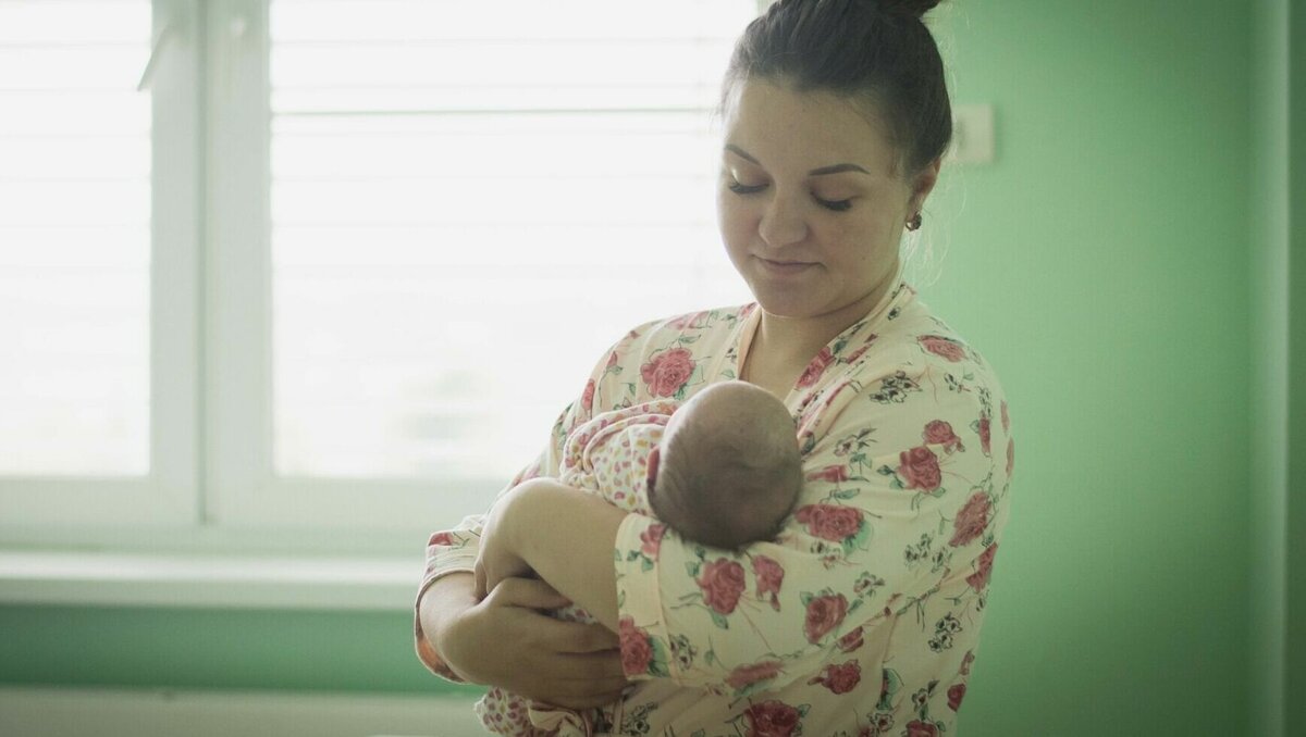     В Ростовской области беременную женщину вызволили из многокилометровой пробки на М-4 «Дон» и доставили в роддом, об этом сообщили местные СМИ.