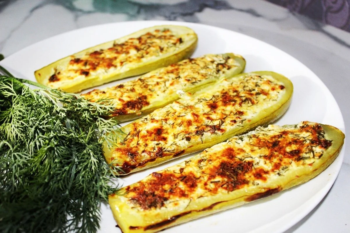 фаршированные цукини с фаршем. лодочки из цукини. цукини с сыром. кабачки запеченные в духовке с сыром. фаршированные кабачки цукини.