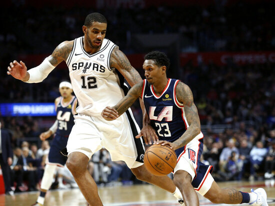     Ламаркус Олдридж (слева). Фото: Ringo Chiu/ZUMAPRESS.com/globallookpress.com