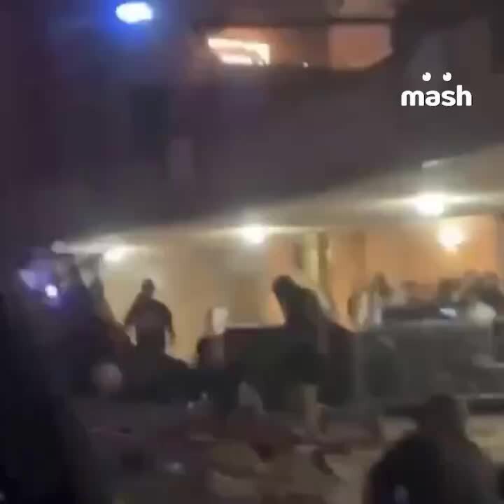    Видео из концертного зала в Иллинойсе после обрушения крыши и последствия торнадо в США Видео: Telegram-канал Mash