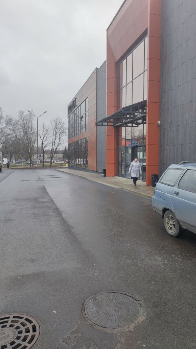    Выглядит серенько, хоть бы звёзды нарисовали и Гагарина с «Прости нас, Юра!»: люди высказались о ТЦ «Космос» в Брянске avchernov