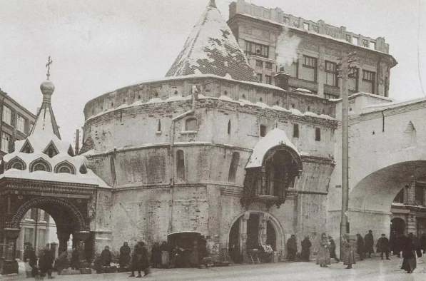 Варварские ворота, покрашенные в белый цвет. Были снесены в 1934 году