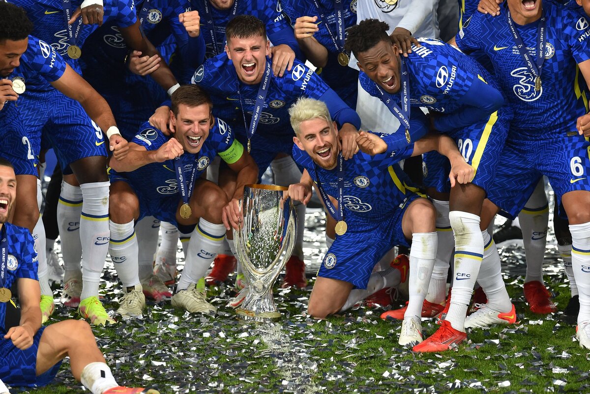 Челси празднует свою вторую победу в Суперкубке, спустя 23 года