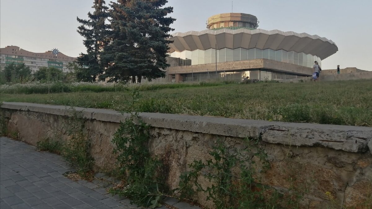 Ремонт здания челябинского цирка начали в 2019 году и приостановили из-за отсутствия средств. Фото: Царьград.