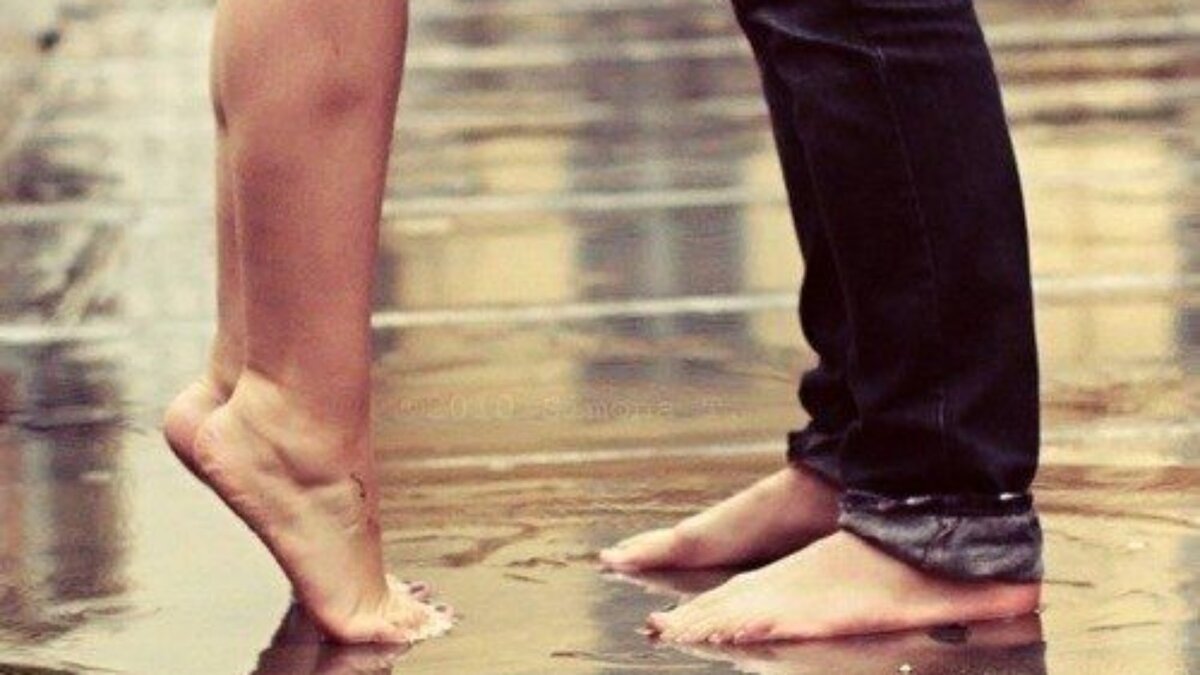 Сумасшедшая вслед за ним по стеклу. Босиком по лужам. Босиком по лужам. Сумасшедшая вслед за ним по стеклу. Ноги идут.