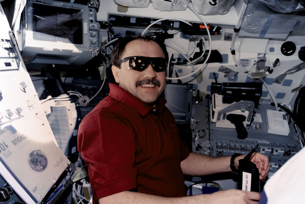 Юрий Усачев на летной палубе МТКК «Атлантис». Фото: NASA