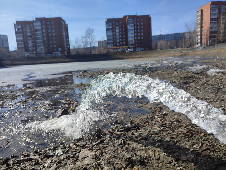    За зиму пруд обмельчал сильнее, чем в прошлые годы, его начали наполнять водой с помощью насосов