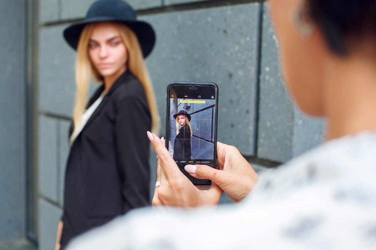 Фотографирует на смартфон