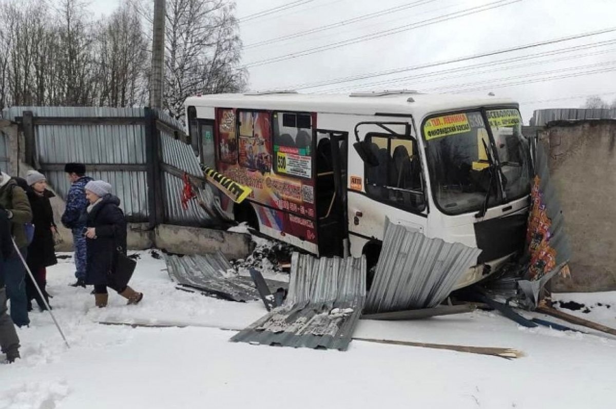    Автобус с пассажирами врезался в металлическое ограждение в Петербурге