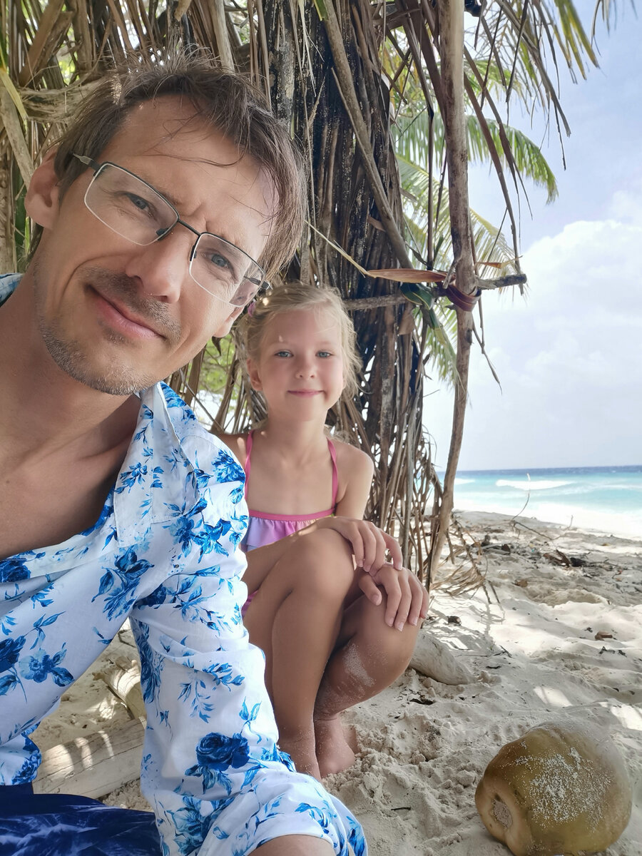 Валера отвлекался от постройки шалаша, чтобы устроить мне сюрприз 