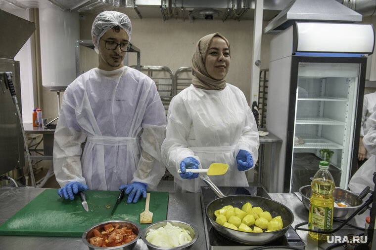    Студенты научили других готовить суп своей страны и сами узнали о других рецептах