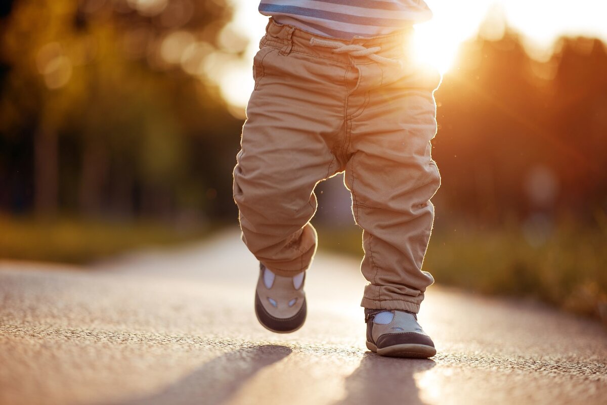 первые шаги ребенка. шаги к цели. малыш шагает. первый шаг на большую. первые шаги.