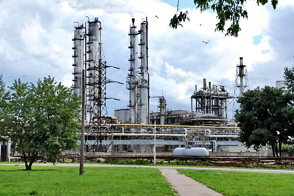 
Характерная черта заводов по производству аммиака — высокие колонны, в которых проходит синтез этого вещества.
На фото — построенный в 1979 году Дорогобужский завод, входящий в группу «Акрон».