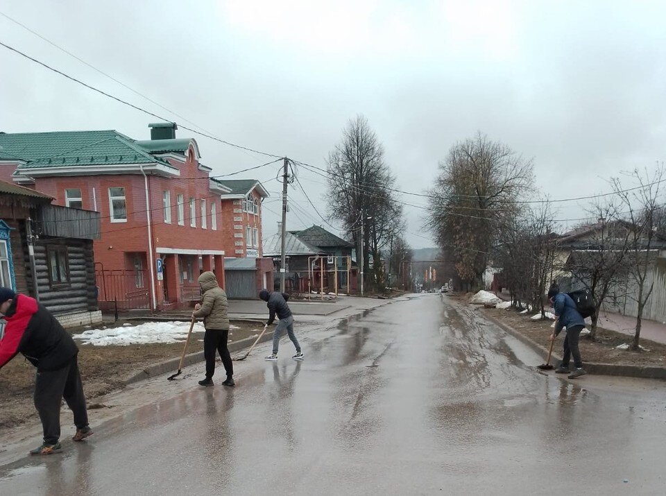     Уборкой улиц Семенова занимаются осужденные из исправительного центра ИК№1. Фото: пресс-служба ГУ ФСИН по Нижегородской области.