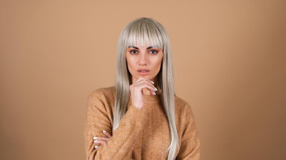    Девушка с длинными волосами пепельно-серого оттенка:Freepik/kroshka__nastya
