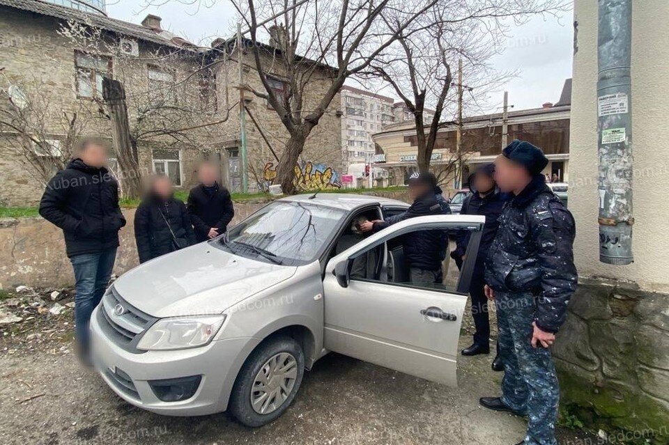     Жители нашли в машине мужчину с поврежденной головой Фото: пресс-служба СУ СК РФ по Краснодарскому краю