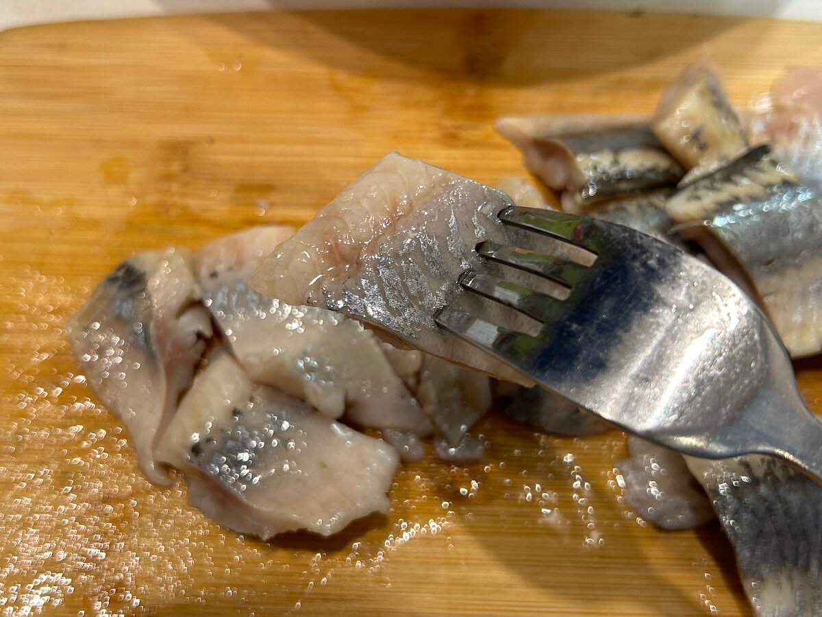 Селедка слабосоленая кусочками. Масло из селедки. Хек жареный. Жучки из селедки. Филе сельди в томатном соке.