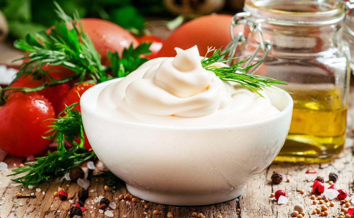 Майонез - это один из самых популярных соусов в мире, но многие не знают, как он появился. История майонеза началась в XVIII веке в городе Махон на острове Менорка в Испании. Солдаты Французской армии, проезжая через Махон, попробовали соус на основе яиц и масла, который был приготовлен местными жителями. Они назвали его "майонез" - по имени португальского города Маио, где они впервые попробовали похожий соус.

Соус стал популярен во Франции, где крестьянки начали добавлять к нему горчицу, уксус и другие ингредиенты. В 1756 году, гурман и писатель Гримод де ла Реньер написал первый рецепт майонеза. С тех пор, майонез стал незаменимым соусом для многих блюд, и его рецепты были изменены и улучшены многими поварами и производителями продуктов на протяжении многих лет. Сегодня майонез - это не только классический соус для сэндвичей и салатов, но и неотъемлемая часть многих блюд, таких как суши и бургеры.



