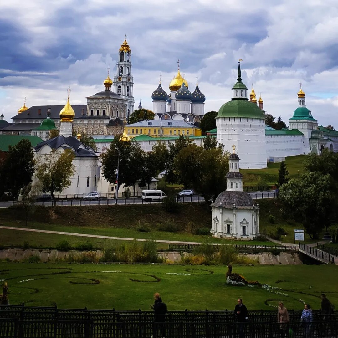 Вид на Свято-Троицкую Сергиеву Лавру со смотровой.